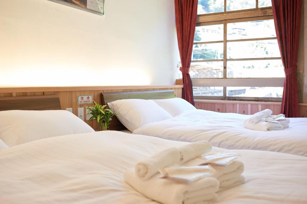 pokój z 2 łóżkami i białymi ręcznikami w obiekcie NIPPONIA HOTEL Koyasan Pilgrimage Railway Operated - Vacation STAY 83805 w mieście Kudoyama