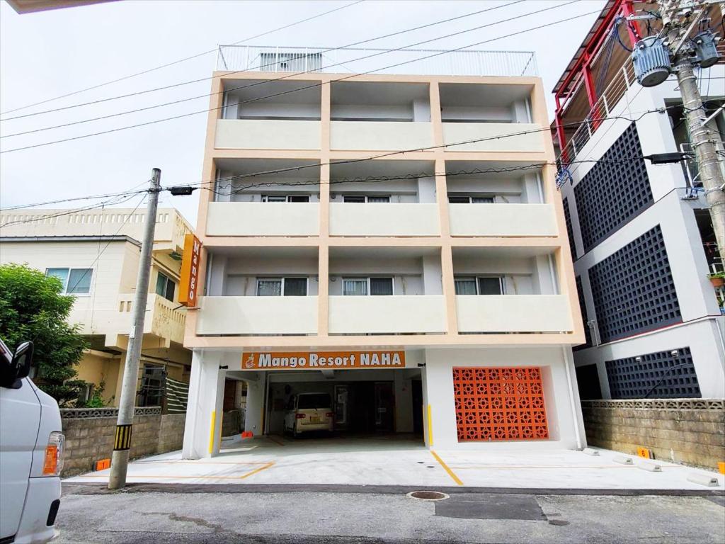 un edificio con una señal de salida naranja delante de él en Mango Resort Okinawa Naha en Naha