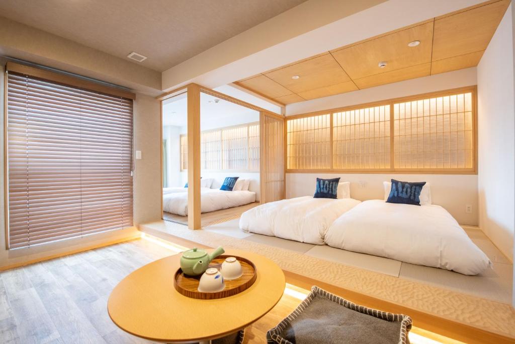 京都市にあるウェイフェアホテル 京都四条のベッドルーム1室(ベッド2台、テーブル付)