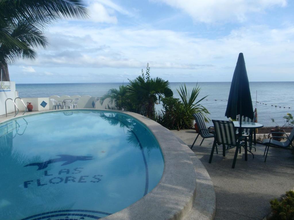 Bazén v ubytování Las Flores Beachside Hotel nebo v jeho okolí