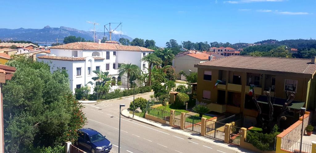 una calle de la ciudad con casas y un coche en la carretera en Appartamento Alissya, en Tortolì