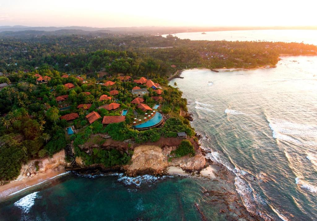 una vista aerea di un resort su un'isola nell'oceano di Cape Weligama a Weligama