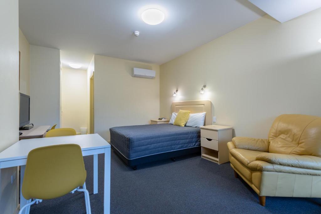 Postel nebo postele na pokoji v ubytování Mayfair Plaza Motel and Apartments