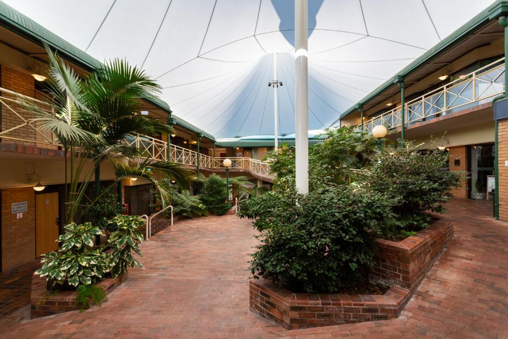 arium de um edifício com plantas e um tecto em Mayfair Plaza Motel and Apartments em Hobart