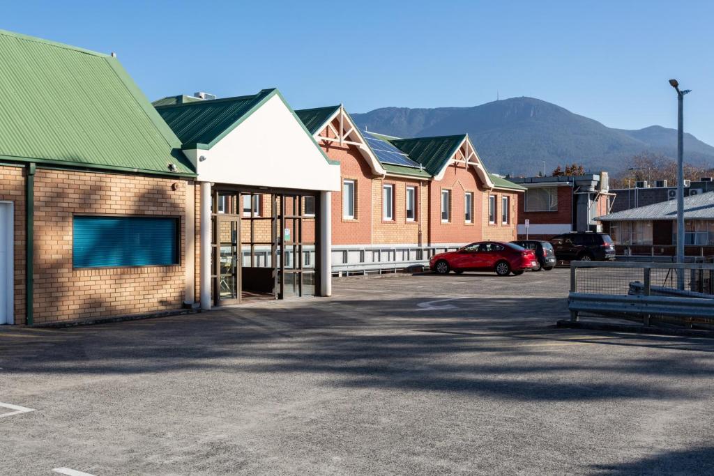 Nespecifikovaný výhled na hory nebo výhled na hory při pohledu z motelu
