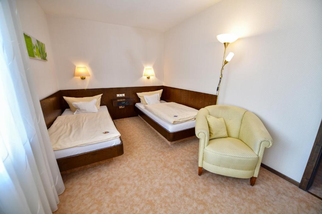 Postel nebo postele na pokoji v ubytování Hotel Zur Post