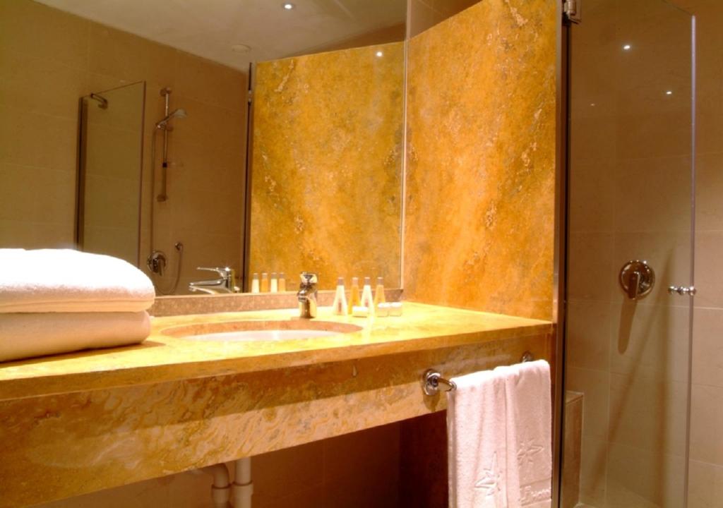 Koupelna v ubytování Poli Hotel