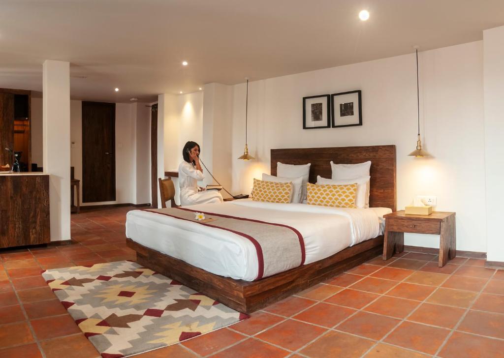 Postel nebo postele na pokoji v ubytování Hotel Roadhouse, Thamel, Kathmandu- Contemporary Boutique