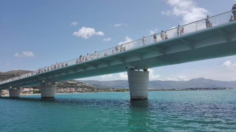 een brug over het water met mensen die erop lopen bij Apartments Sime in Trogir
