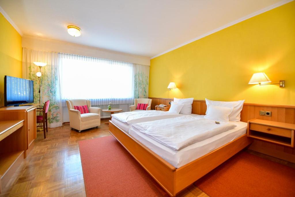 Postel nebo postele na pokoji v ubytování Hotel Zur Post