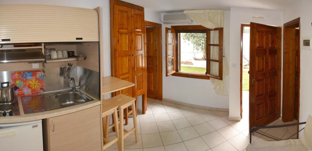 Kuchyň nebo kuchyňský kout v ubytování Villa Molos