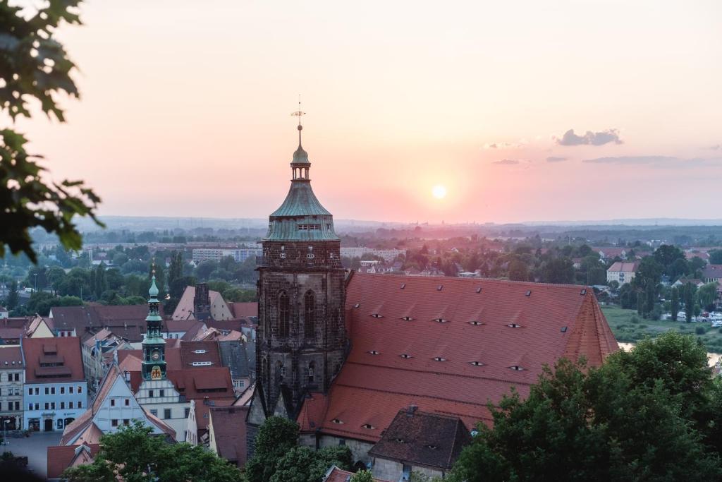Východ nebo západ slunce při pohledu z apartmánu nebo okolí