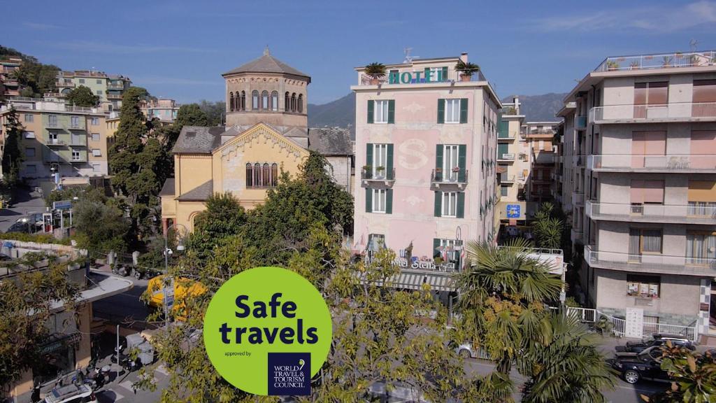 una ciudad con edificios y un cartel que dice que la venta viaja en Hotel Stella, en Rapallo