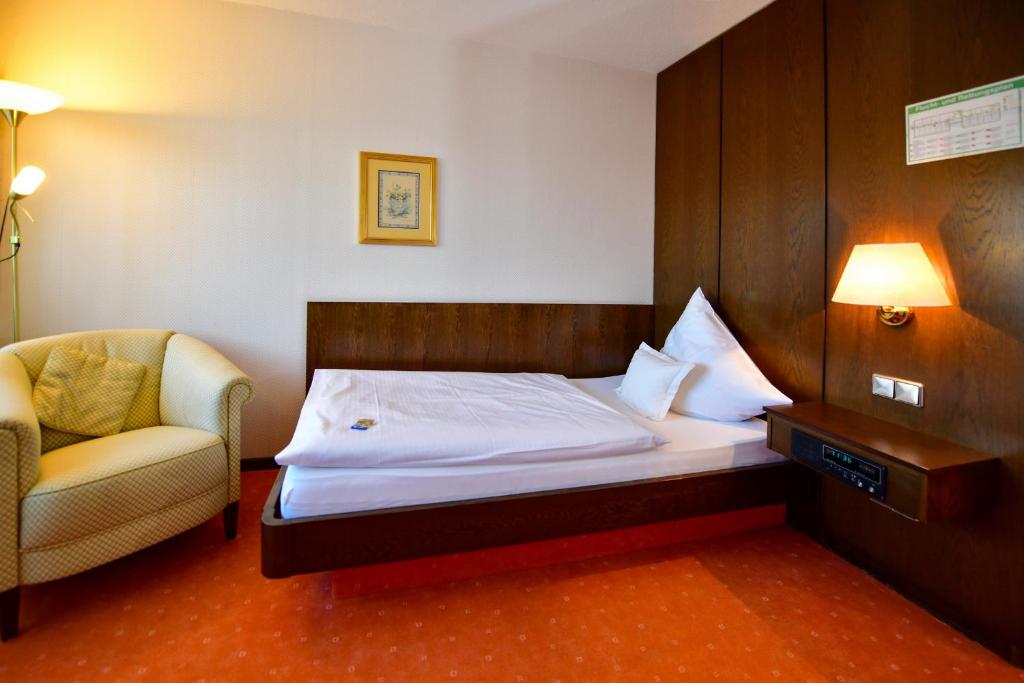Postel nebo postele na pokoji v ubytování Hotel Zur Post