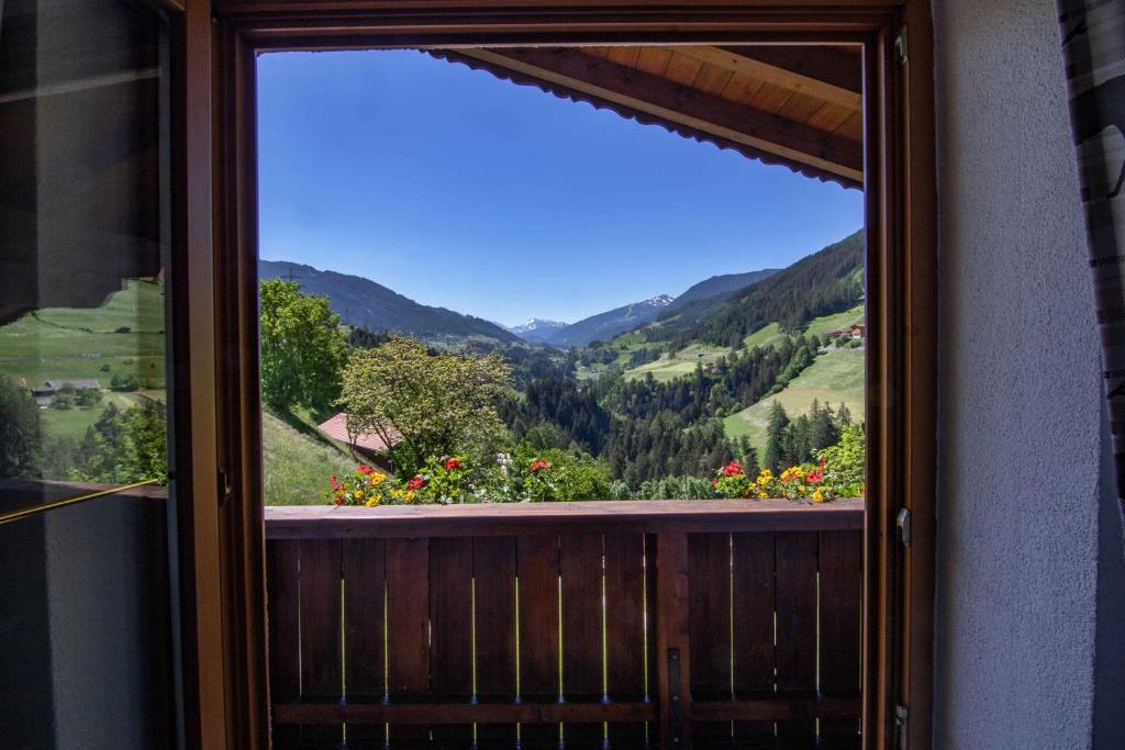 A general mountain view or a mountain view taken from Az apartmant