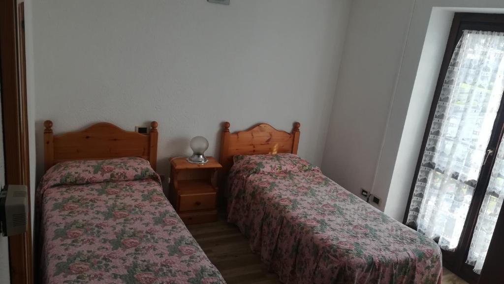 Łóżko lub łóżka w pokoju w obiekcie Affittacamere Entreves