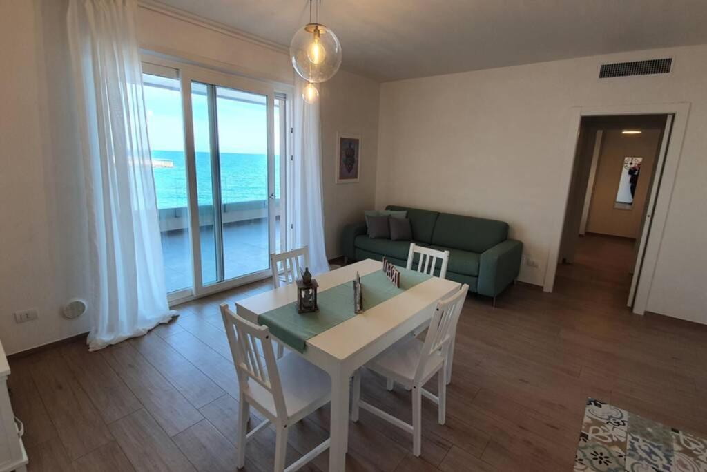 A seating area at Il Mare in Casa - Appartamento al mare in Puglia