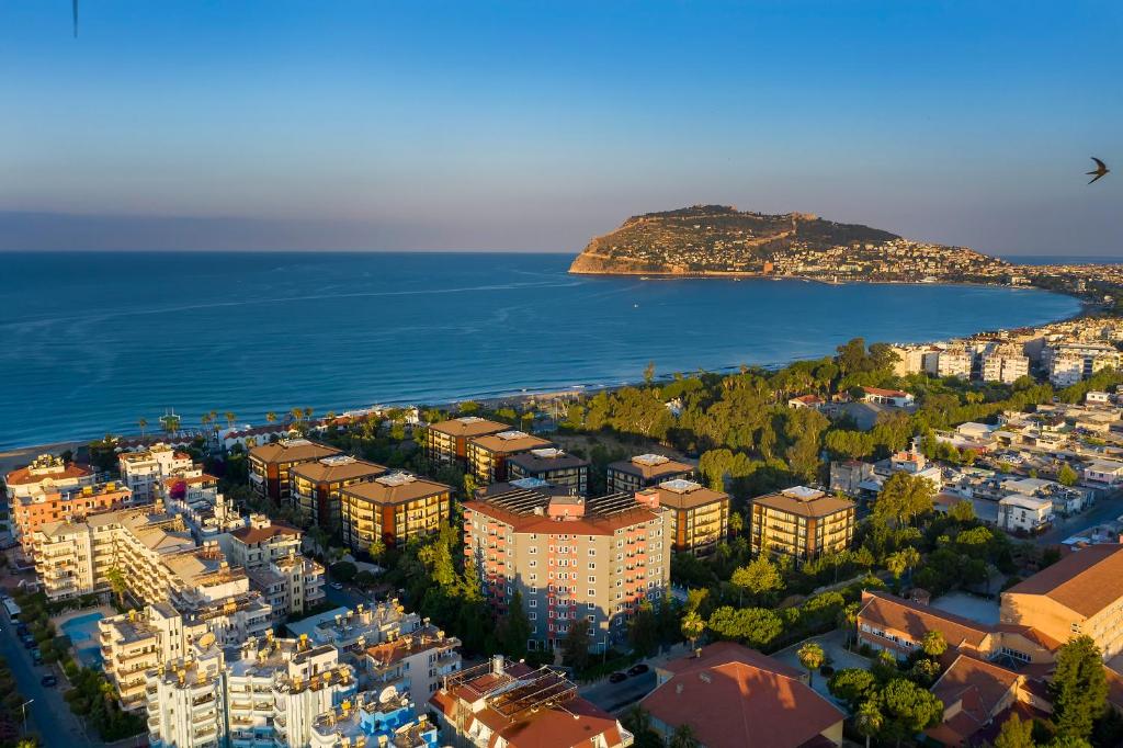 - une vue aérienne sur la ville et l'océan dans l'établissement Royalisa Hotel, à Alanya