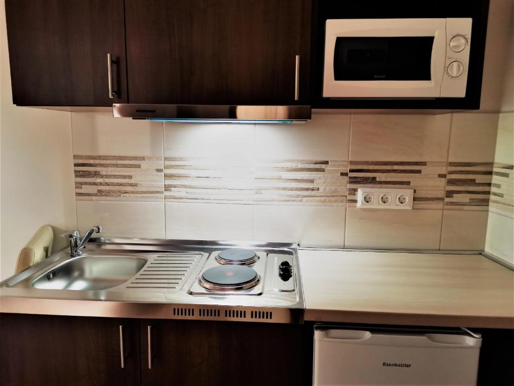 A kitchen or kitchenette at Termál Apartmanház
