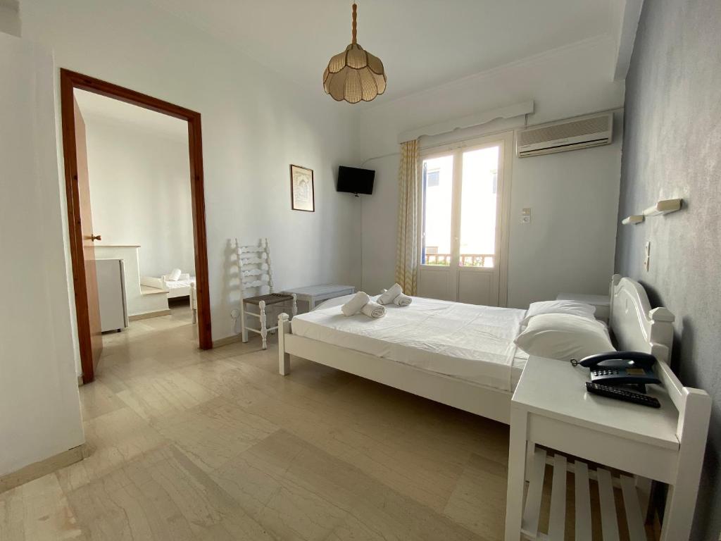Postel nebo postele na pokoji v ubytování Helliniko Hotel