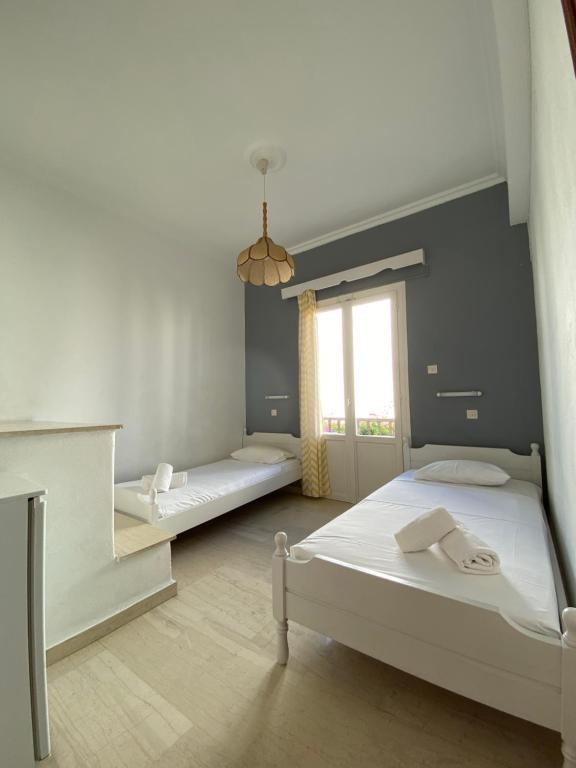 Postel nebo postele na pokoji v ubytování Helliniko Hotel