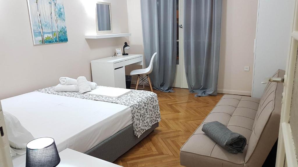 Posteľ alebo postele v izbe v ubytovaní Olive Apartment- Athens Center, 4 BD, 1.5 BATH