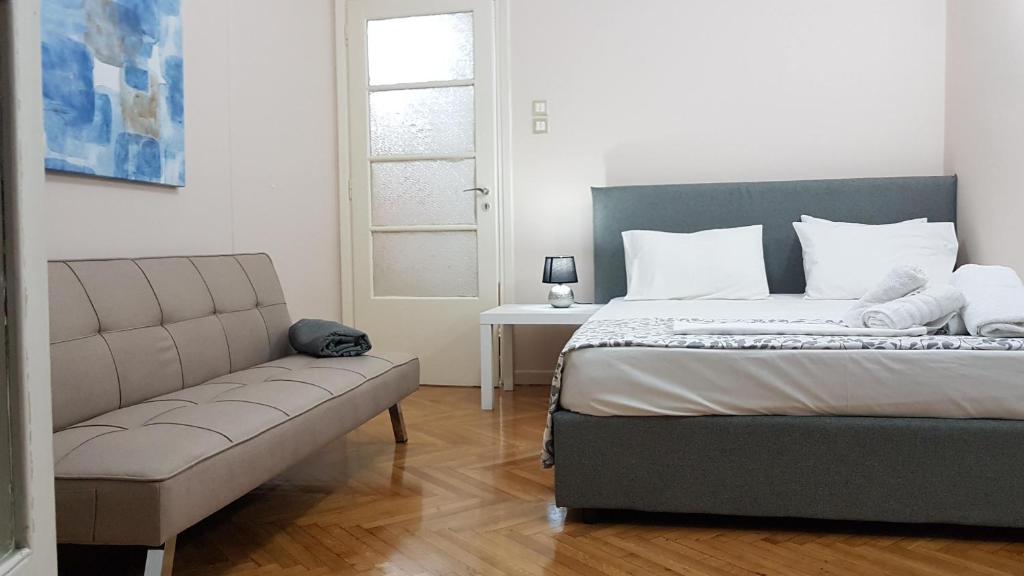 Posteľ alebo postele v izbe v ubytovaní Olive Apartment- Athens Center, 4 BD, 1.5 BATH
