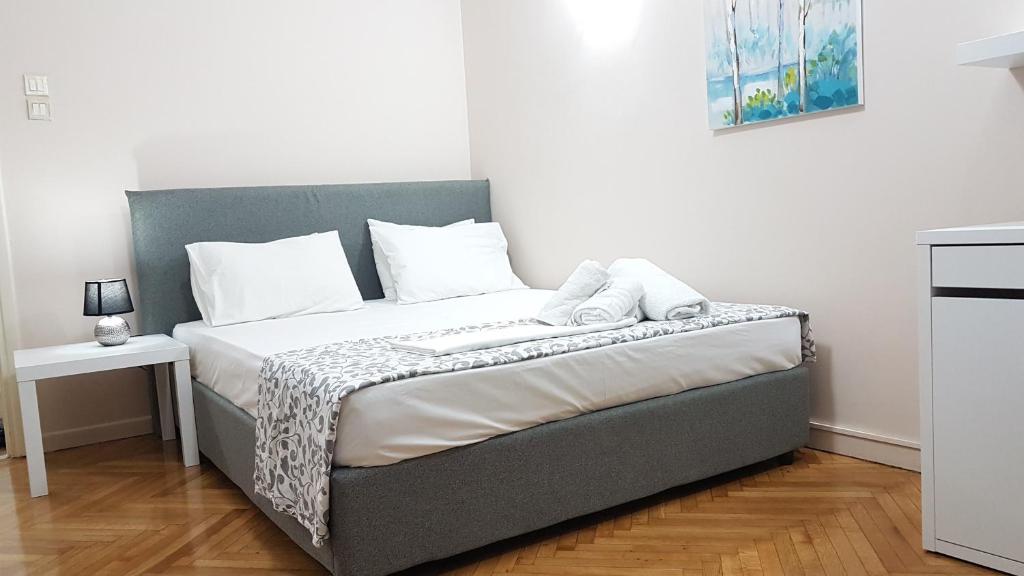 Posteľ alebo postele v izbe v ubytovaní Olive Apartment- Athens Center, 4 BD, 1.5 BATH