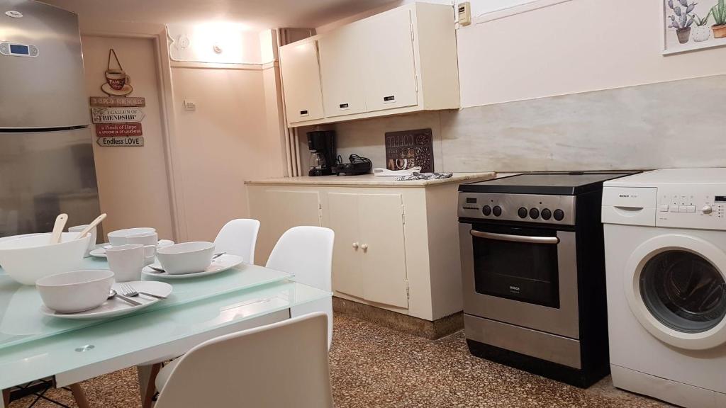 Kuchyňa alebo kuchynka v ubytovaní Olive Apartment- Athens Center, 4 BD, 1.5 BATH