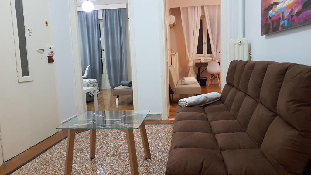 Posedenie v ubytovaní Olive Apartment- Athens Center, 4 BD, 1.5 BATH