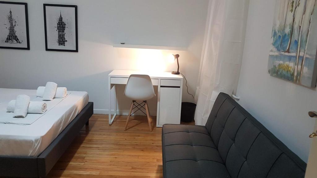 Posteľ alebo postele v izbe v ubytovaní Olive Apartment- Athens Center, 4 BD, 1.5 BATH