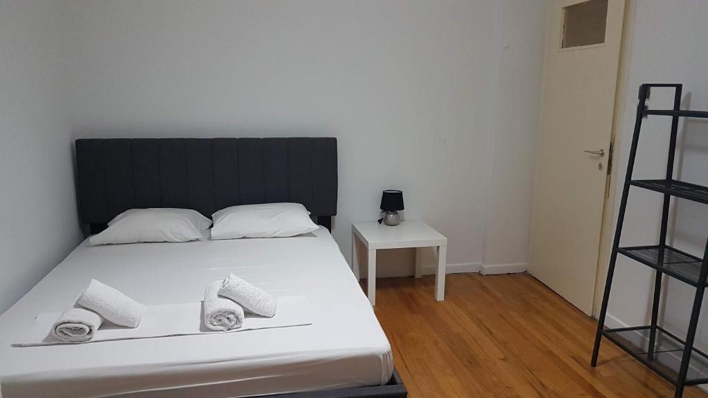 Posteľ alebo postele v izbe v ubytovaní Olive Apartment- Athens Center, 4 BD, 1.5 BATH