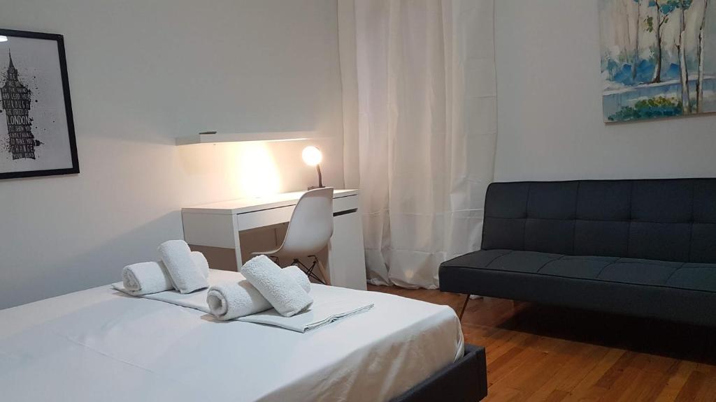 Posteľ alebo postele v izbe v ubytovaní Olive Apartment- Athens Center, 4 BD, 1.5 BATH