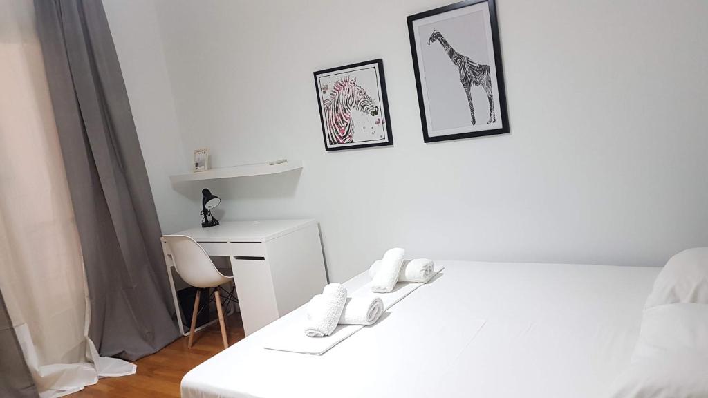 Posteľ alebo postele v izbe v ubytovaní Olive Apartment- Athens Center, 4 BD, 1.5 BATH