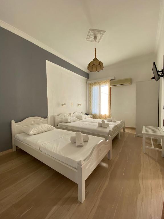 Postel nebo postele na pokoji v ubytování Helliniko Hotel