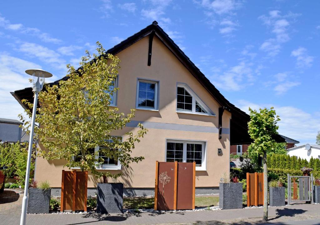 una casa con una valla delante de ella en Ferienwohnung Familie Haensel en Baabe