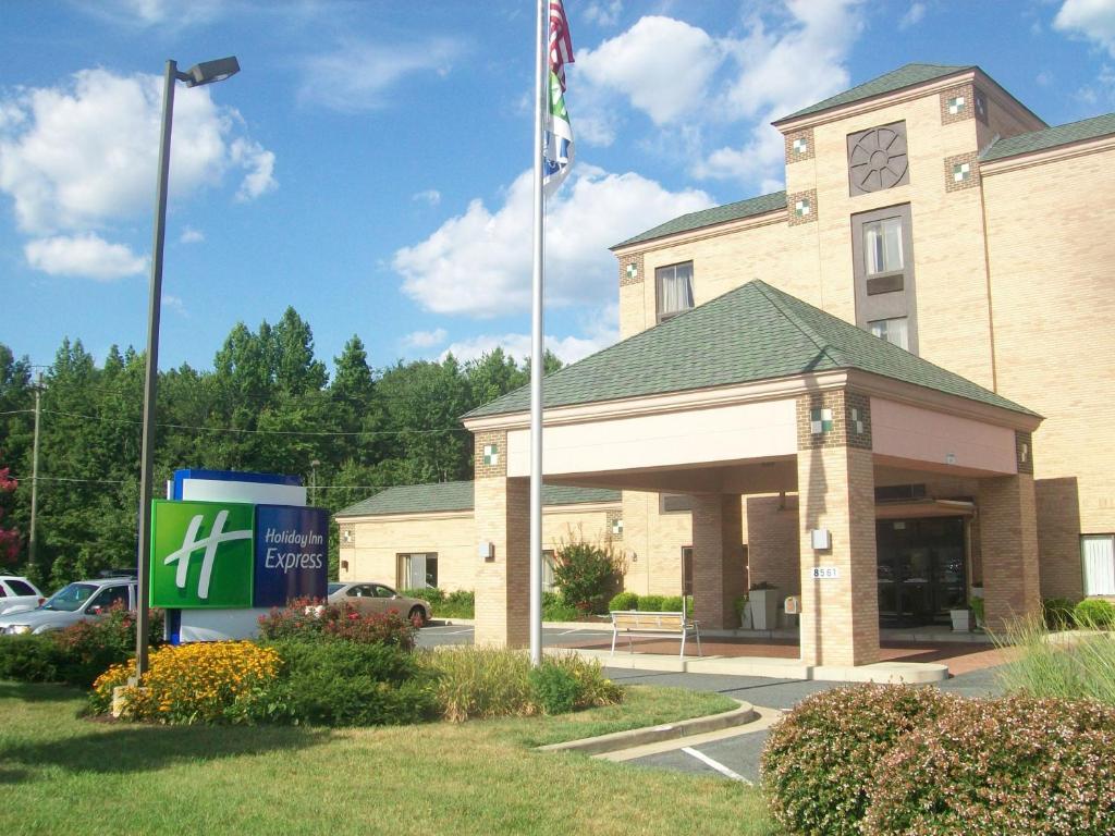 un bâtiment avec un panneau devant lui dans l'établissement Holiday Inn Express Easton, an IHG Hotel, à Easton