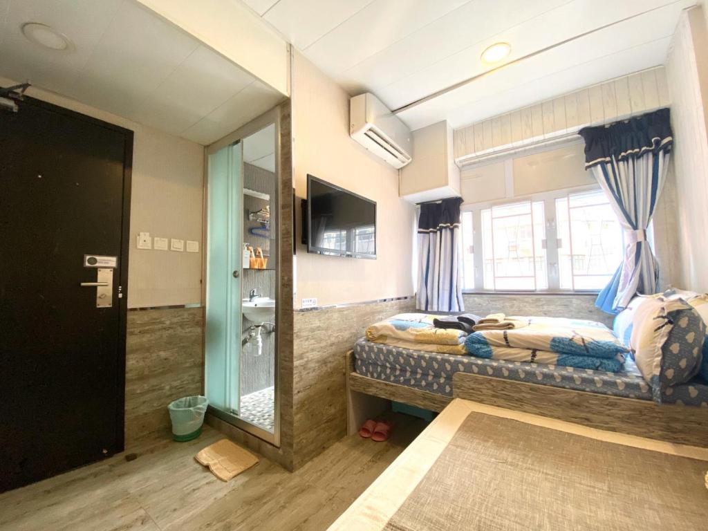 una camera con letto e specchio di Hong Kong Hostel (Tsim Sha Tsui Mansion) a Hong Kong