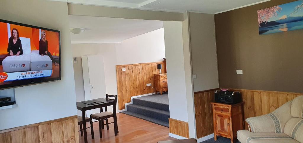 TV a/nebo společenská místnost v ubytování Cradle Alpine Retreat