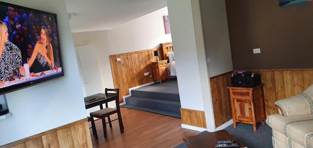 TV a/nebo společenská místnost v ubytování Cradle Alpine Retreat