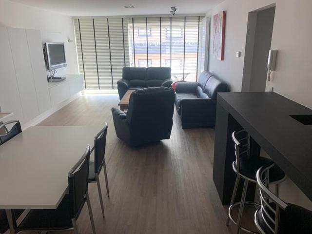 een woonkamer met een bank en een tafel bij Cap Horn 0203 in Koksijde