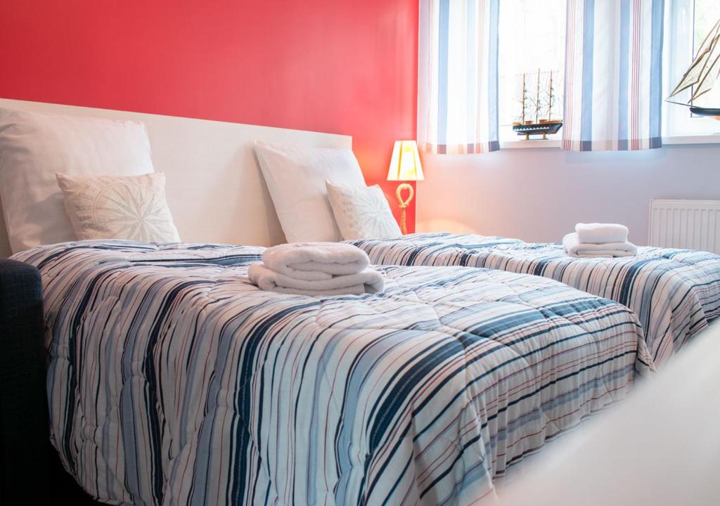 dwa łóżka z ręcznikami na górze w sypialni w obiekcie Ośrodek Wypoczynkowy Żagiel w mieście Nakło