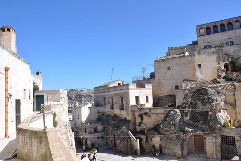 widok na stare miasto z budynkami w obiekcie La Sassolina appartamento w mieście Matera