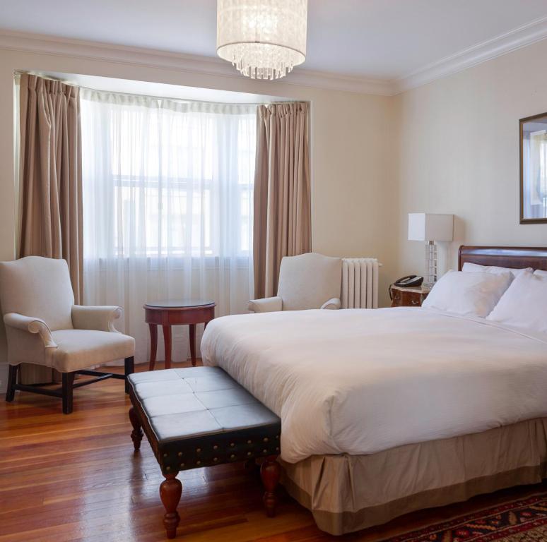 Postel nebo postele na pokoji v ubytování Victorian Hotel
