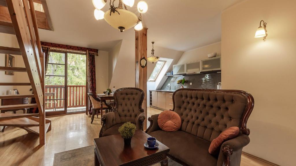ein Wohnzimmer mit einem Sofa und einem Tisch in der Unterkunft VacationClub – Okrzei 1B Apartament 19 in Karpacz