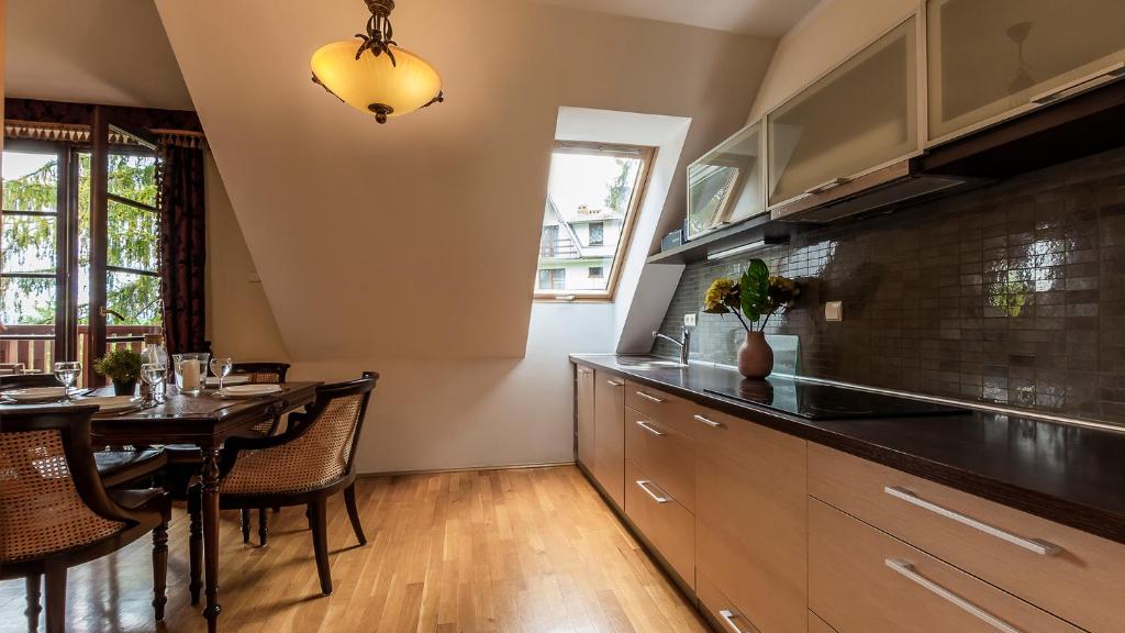 Kuchyňa alebo kuchynka v ubytovaní VacationClub – Okrzei 1B Apartament 19