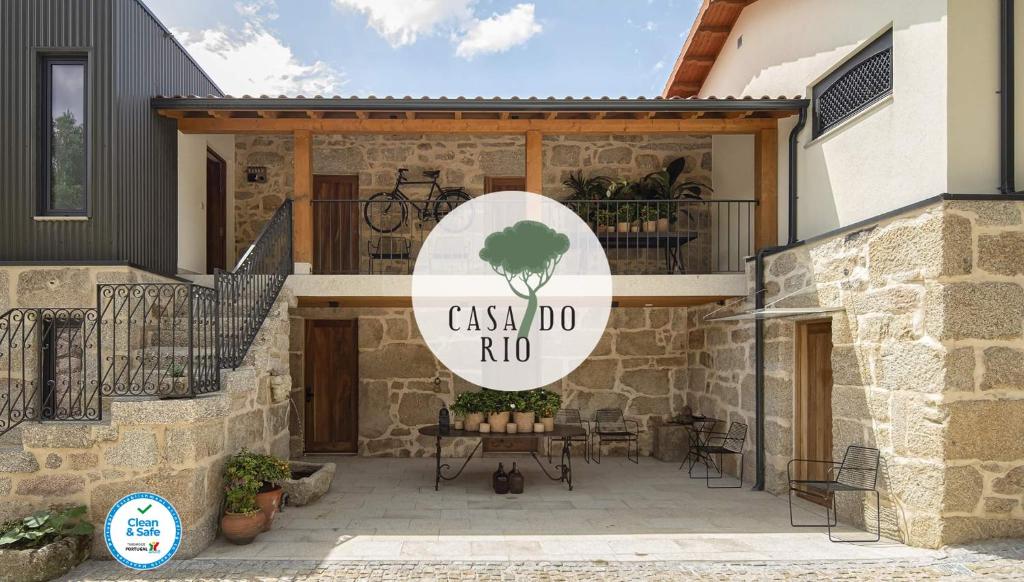 a house with a sign that reads cash do rio at Casa do Rio in Mondim de Basto