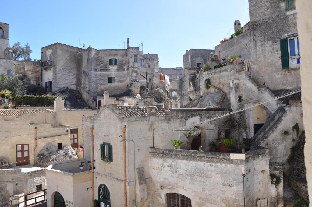 z powietrza widok na stare miasto z budynkami w obiekcie La Sassolina appartamento w mieście Matera