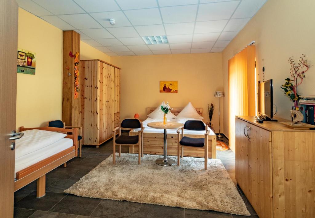 Postel nebo postele na pokoji v ubytování Pension zum Reiterhof