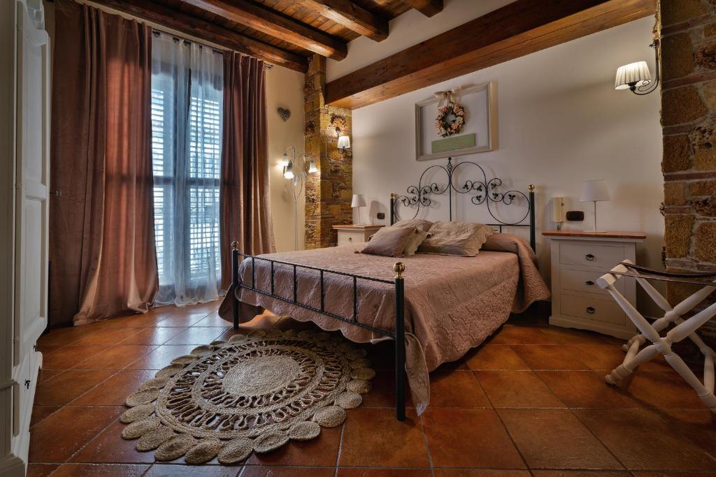 een slaapkamer met een bed en een groot raam bij B&B Le Oasi in Terrasini